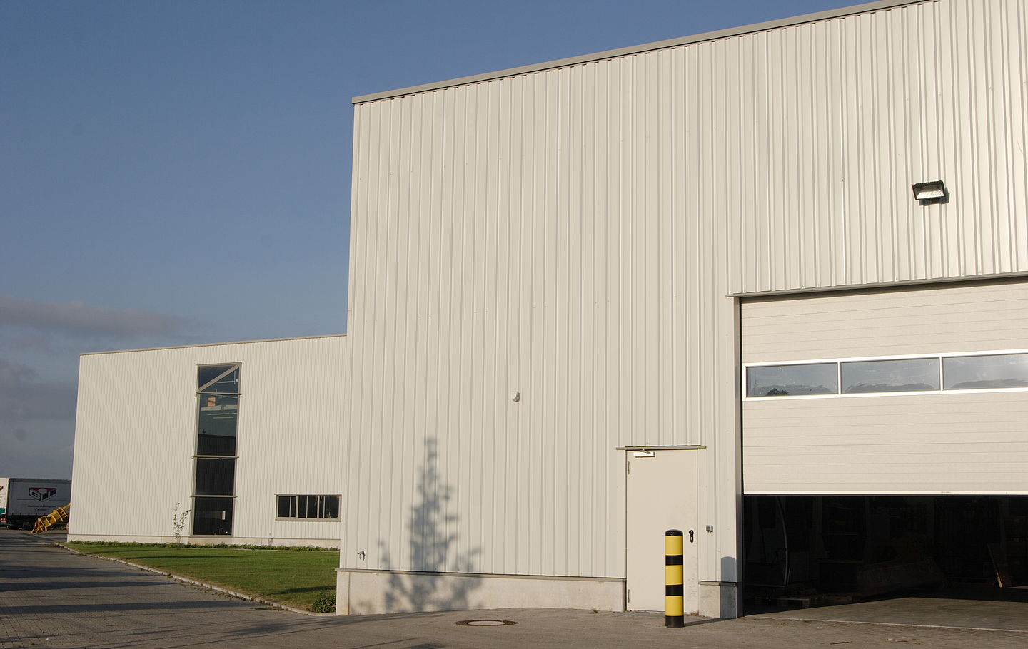 Wirtschaftliche Systemhallen für einen Anlagenhersteller in Monheim erstellt von Schreiber Stahlbau