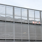 Transparente Aluminiumfassade an einem Systemparkhaus von Schreiber Stahlbau