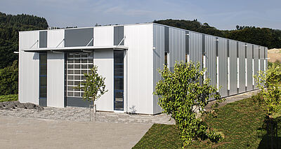 Hallenbau in Gummersbach für die Firma Steinserv im Oberbergischen Kreis von Schreiber Stahlbau