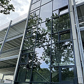 Parkhaus Vaillant in Remscheid gebaut von Schreiber Stahlbau - Treppenhaus Glasfassade