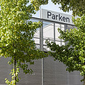 Begrünung der Fassade des Parkhauses Uniklinik Düsseldorf erstellt von Schreiber Stahlbau.