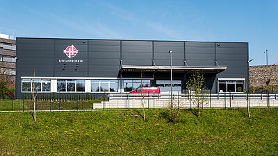 Schreiber Stahlbau baut Produktionshalle für Harhues in Velbert, horizontale Fassade, Vordach über der Anlieferung