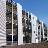 Parkhaus in feuerverzinkter Stahlkonstruktion mit einer Schreiber Stahlbau Paneelfassade 