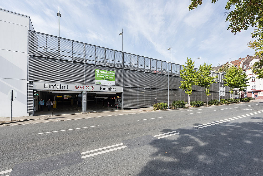 Einfahrtsbereich an einem Schreiber Stahlbau Parkhaus für die Uniklinik Düsseldorf