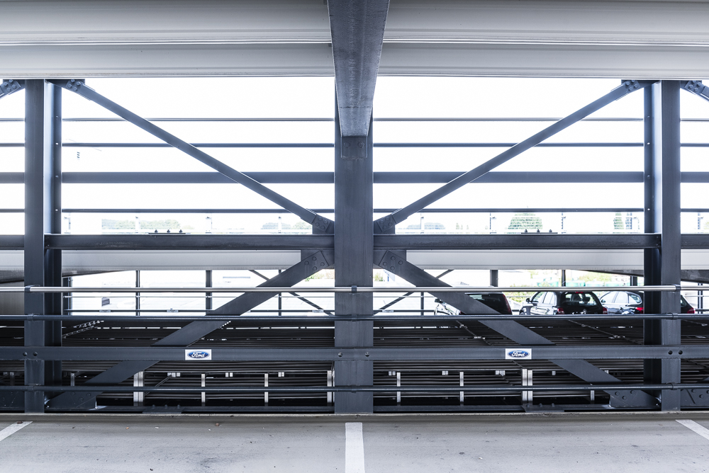 Innenansicht der Versatzebene des Split Level Bausystems des Parkhausbau Herstellers